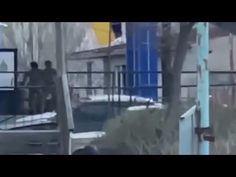 Բացառիկ. Հատուկ ջոկատայինները ինչպես են վնասազերծում նռնակով զինված տղամարդուն