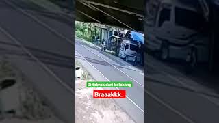 Download lagu CCTV REKAM mobil tabrak motor dari belakang #shorts #viral #video#cctv#kecelakaan mp3