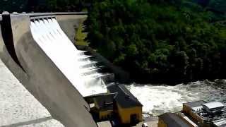 preview picture of video 'Hochwasser! Überlauf der Hohenwarte - Talsperre im Juni 2013'