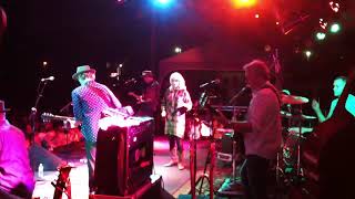 Emmylou Harris dancing at Grassroots