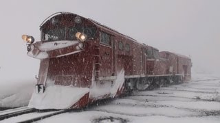 preview picture of video '[Snowplow Train Type DD16] ラッセル車 DD16-304 雪の大糸線を走る 2013.2.11'