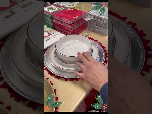Vídeo relacionado con Nutcracker servilletas de Navidad Set, Vajilla temática de Nutcracker, Incluye Platos, Vasos, Mantel y Banderín para Fiestas de Navidad (Rojo)