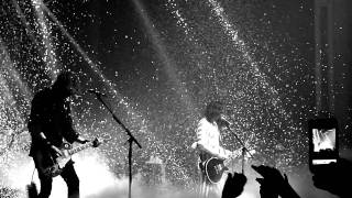 2011-11-10 - Glasgow O2 Academy - The Darkness doing "Christmas Time (Don't Let The Bells End)"