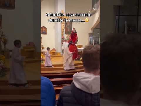 Prete con l'uovo di Pasqua a Napoli 🙄 Il finale è straordinario