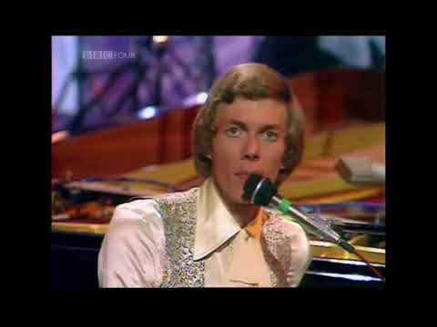 Karen Carpenters in Concert at the New London Theatre   1976