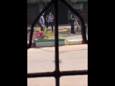 Violência policial acontecendo agora 🚨🚨 em frente ao Supermercado Ocean, Tarmwae, Yangon.