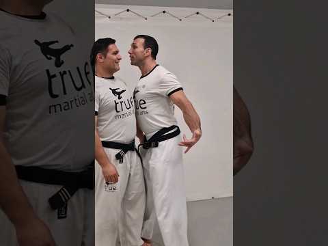 ➡️ Typical attack on the street 👉#selfdefense & #martial arts from the world champion in #kickboxing