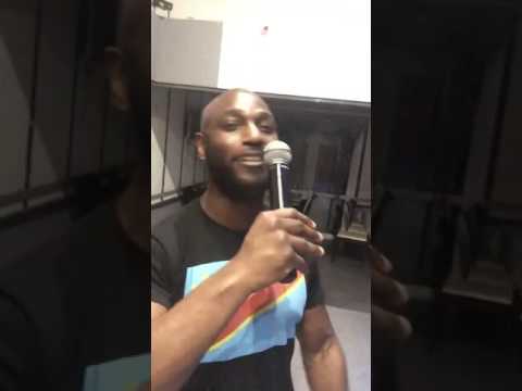 Solooo!  Un american de culoare face furori pe internet. C&acirc;ntă PERFECT cea mai nouă melodie a lui Florin Salam!