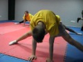 Тренировка по акробатике, разминка, поперечный шпагат 
