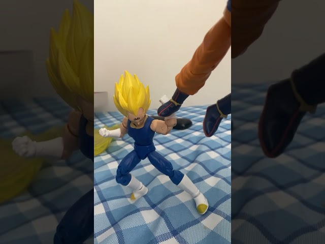 Vídeo relacionado con Dragon Ball Super BANDAI Dragon Stars Figura de Acción Majin Vegeta 17cm - 40731 Multicolor - Figura articulada con Detalle para los fanaticos del Anime