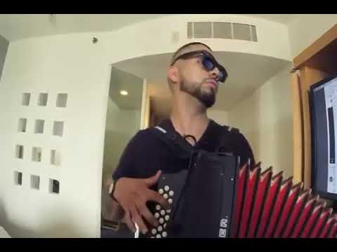 Zumbando El Acordeón Al Estilo Santa