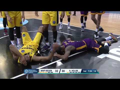 Tough Call 1: MHP Riesen Ludwigsburg v Hapoel U-NET Holon - Charge with the ball