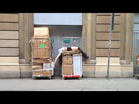 RAGAZZA ABBANDONATA - Nessuno la nota per 17 minuti