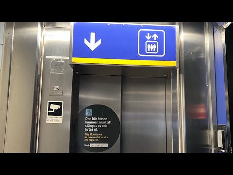 ÚLTIMO PASSEIO!!!Elevador de tração inclinado KONE 1997 na estação de metrô Fridhemsplan, Estocolmo, Suécia.