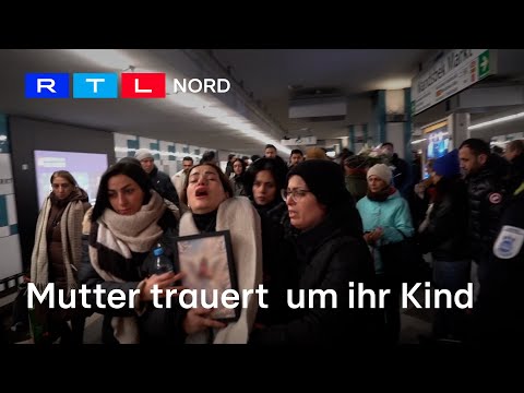 18-Jährige auf Gleise gerissen: Wie konnte es zu dieser Tat kommen?