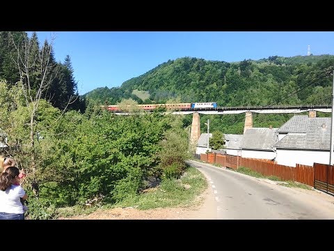 Girls welcoming Regio Express 4135, Beclean pe Someș - Sighetu Marmației at Romuli [May, 2018]