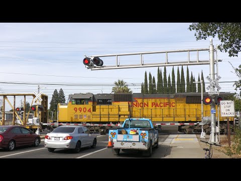 UP 9904 Rocklin Rocket Local Shoving, SCRT Light Rail - Mayhew Rd. Railroad Crossing (Sacramento CA)