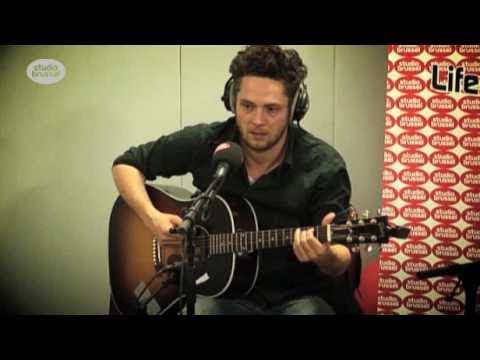 Mini concert Broken Glass Heroes  Studio Brussel -'These grounds'