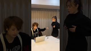 アクリル板越しのグータッチ　TikTok 乳タッチ