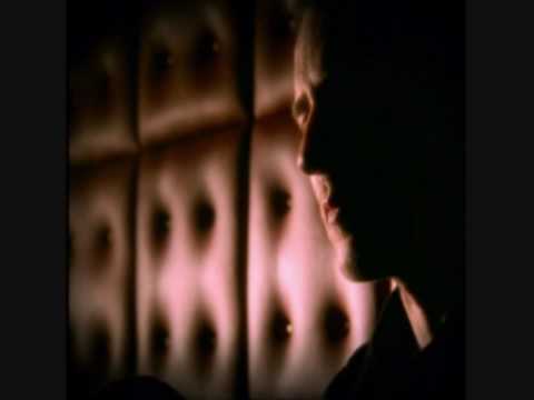 Videoclip de Inertia Creeps (Manic Street Preachers Mix) — Massive Attack
