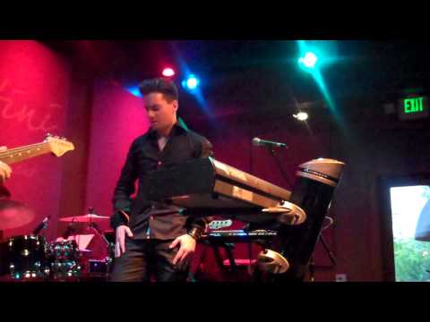Jonathan Fritzen Performs Nostalgia Live at Spaghettinis