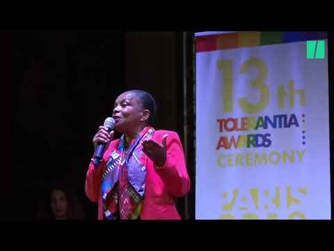 Taubira chante du Aznavour en recevant un prix de lutte contre l'homophobie