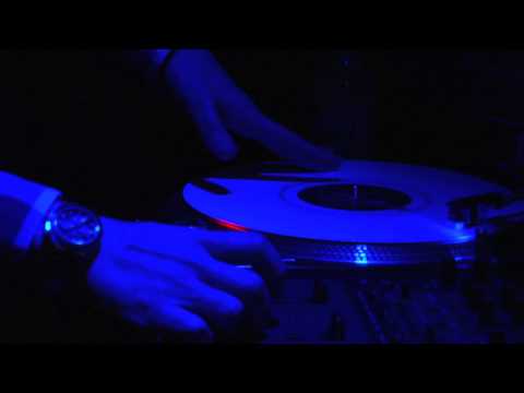 Dj Am live in HD 2min and 36 secs (getting down on the turntables 2009)
