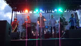 Huey Lewis &amp; The News: Little Bitty Pretty One (Sioux City, Iowa)