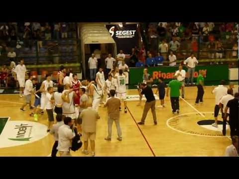 E' PROMOZIONE!!!!!! Festa grande al Palasegest GRAZIE RAGAZZI PER L'INCREDIBILE CAMPIONATO