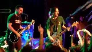Less Than Jake - Scott Farcas Takes It on the Chin (Live)