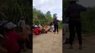gùi cát làm đập dẫn nước sạch cho thôn  bản P1.