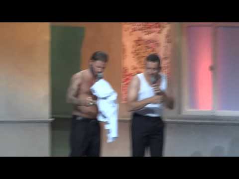 Les enfoirés 2014 - Sketch - Intermède - L'hymne à l'amour - Dany Boon