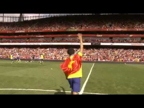 Running Man cầm quốc kỳ Việt Nam chạy trên sân Emirates