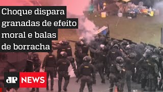 Tropa de Choque da PM avança para desobstruir manifestantes na Castello Branco
