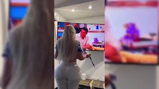 みなと羽琉ちゃん級のメガトンサイズの爆乳美女が星条旗ビキニで踊る！