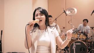 Download lagu Buih Jadi Permadani - Exist (Cover Regina Xenia and Friends Ft. @GalihJustdrum ) mp3
