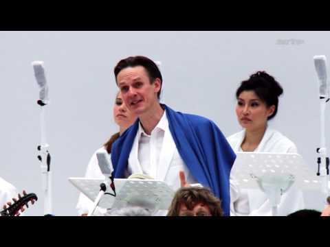 Απόσπασμα από την παράσταση La Passione [Το Πάθος] του σκηνοθέτη [[#Romeo Castellucci [Ρομέο Καστελλούτσι]#]]. Πρόκειται για τη σκηνική προσέγγιση του Castellucci στο ορατόριο του J. S. Bach Matthäus-Passion [Κατά Ματθαίον Πάθη]. Ο σκηνοθέτης, διατηρώντας την συναυλιακή-«στατική» παρουσίαση του ορατορίου, δημιούργησε ένα λευκό και «αποστειρωμένο» περιβάλλον, όπου μεταξύ του χώρου της μουσικής και του χώρου του κοινού παρουσιάζονταν δρώμενα με αληθινά αντικείμενα, πραγματικούς ανθρώπους και παράλληλες προβολές ενός δεύτερου κειμένου. 