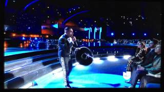 Espinoza Paz &quot;Perdi La Pose&quot; en Los Latin Grammys 2015. Se tropieza al subir los escalones. Lol!!