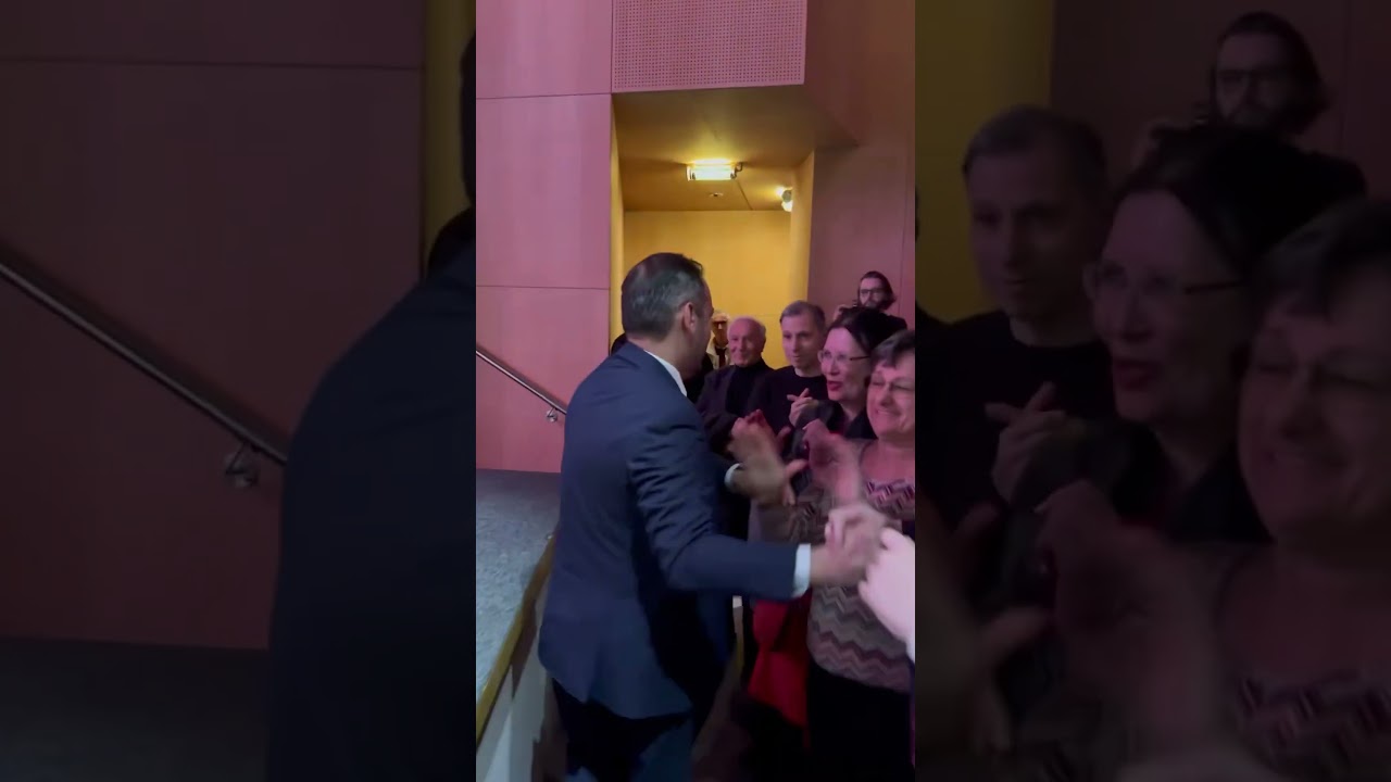 Montée sur scène d’Arthur Cottrel lors du meeting #AlaReconqueteDeToulouse