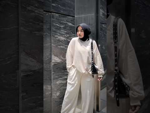 Pilih outfit yang bikin kamu makin percaya diri, ladies! 🍂✨ Simak rekomendasi stylish untuk cewek pendek dan berbadan...