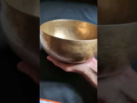 [A02] Old Cobrebati singing bowl, ⌀18cm / 760g, 🔽 E3 +25c (167 Hz), 🔼 A#4 +15c (472 Hz) — VAYU sounds