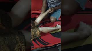 Download lagu Pijat tradisional betis wanita #shorts mp3
