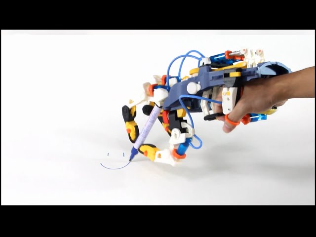Vídeo relacionado con DEQUBE - Mano Cyborg Hidráulica - Simula Movimientos Reales - Diferentes técnicas de Agarre - Energía hidráulica - Ajustable a Diferentes tamaños de Mano - para diestros y Zurdos (Deqube 925D00113)
