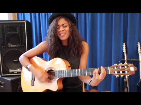 Mollie Lindén från Idol sjunger sin låt Seven Years