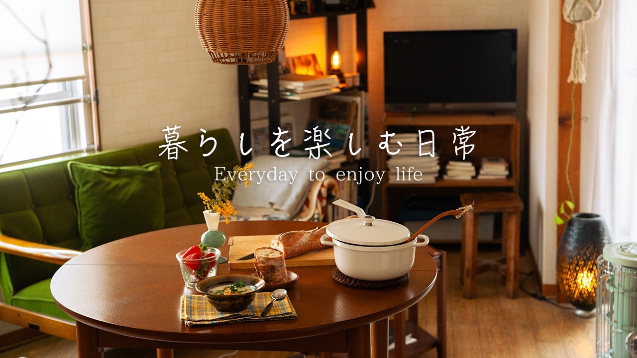 簡単に作れる絶品ニンニクスープとパンの朝食。コーヒーと一人暮らしの休日。