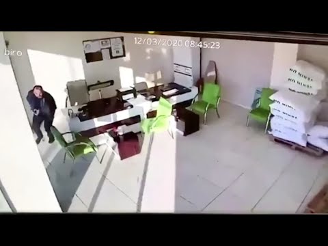 CCTV映像には、地震で負傷した男性が逃げている様子が映し出されています。 (CCTV footage shows man escaping injury from quake)