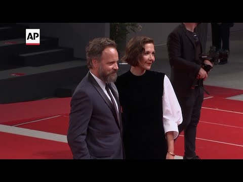 Maggie Gyllenhaal's family affair at premiere of 'Lost Daughter'