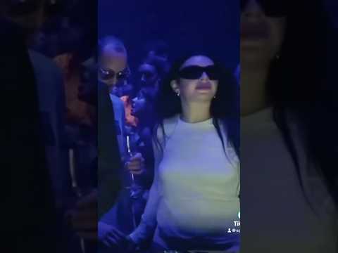 Charli XCX 네온 그린 선글라스, 밈(Meme)을 넘어선 '상징'이 되다 사진
