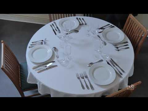 Dresser une table pour un banquet