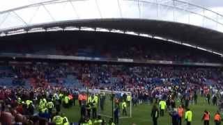 preview picture of video 'LCFC-HTFC. Leicester pitch invasion, Huddersfield ran away!'